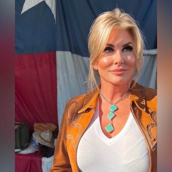 ✨HOST PICK✨ SOLD LOCALLY - Picture 2 of 4